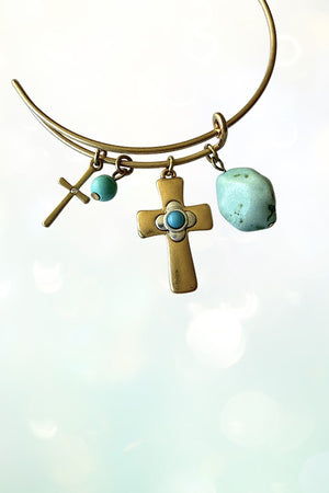 TQ ACCENT CHARMS DANGLE WIRE BANGLE BRACELET