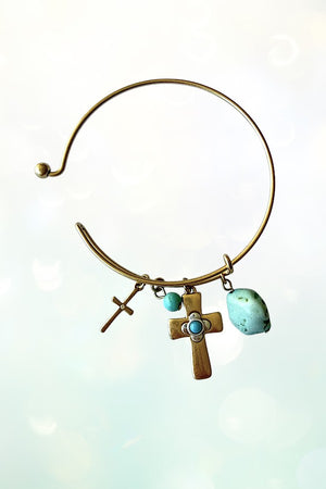 TQ ACCENT CHARMS DANGLE WIRE BANGLE BRACELET