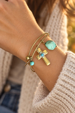 TQ ACCENT CHARMS DANGLE WIRE BANGLE BRACELET