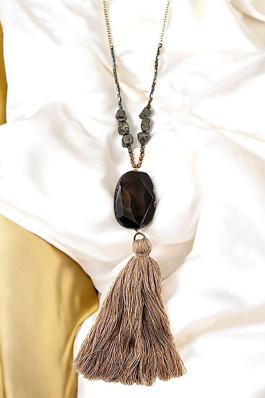 FACETED STONE TASSEL BEADED NECKLACE