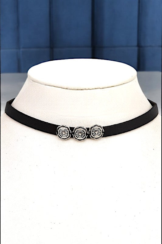 TRIPLE ETCHED PENDANT CHOKER NECKLACE