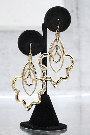 HAMMERED LINK CUT OUT DANGLE EARRING