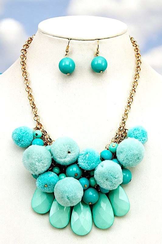 POM POM TEARDRPOP BIB NECKLACE SET