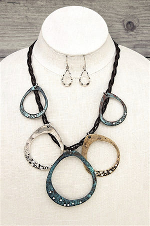 HAMMERED CIRCLE LINK CORD BIB NECKLACE EARRING SET