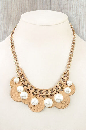 MULTI HAMMERED DISK AND PEARL BIB NECKLACE SET