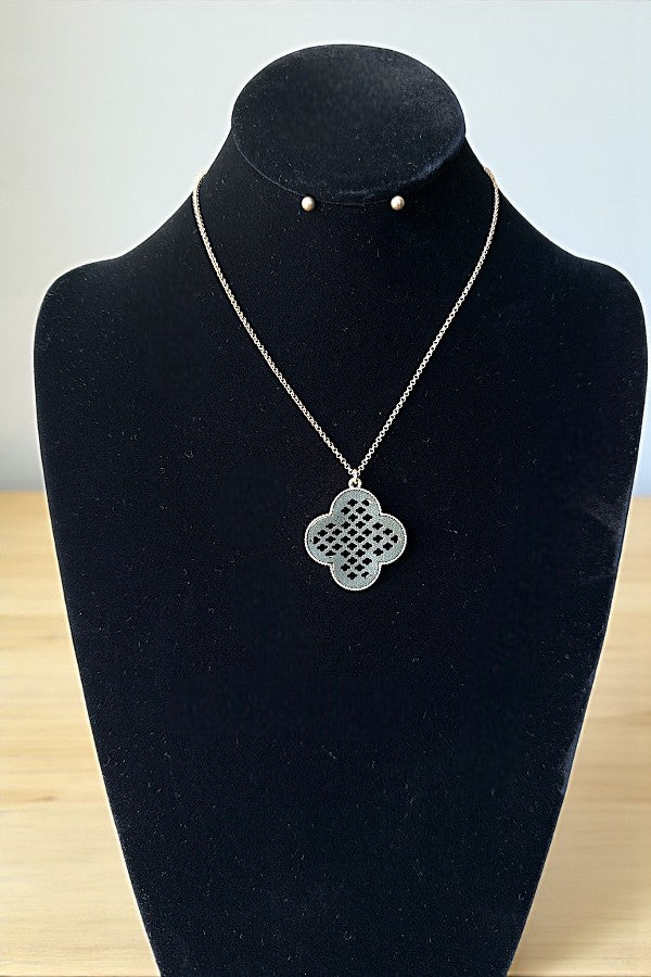 CLOVER FRAMED CUT OUT PENDANT NECKLACE SET