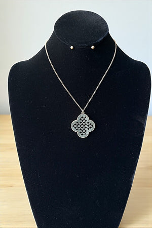 CLOVER FRAMED CUT OUT PENDANT NECKLACE SET