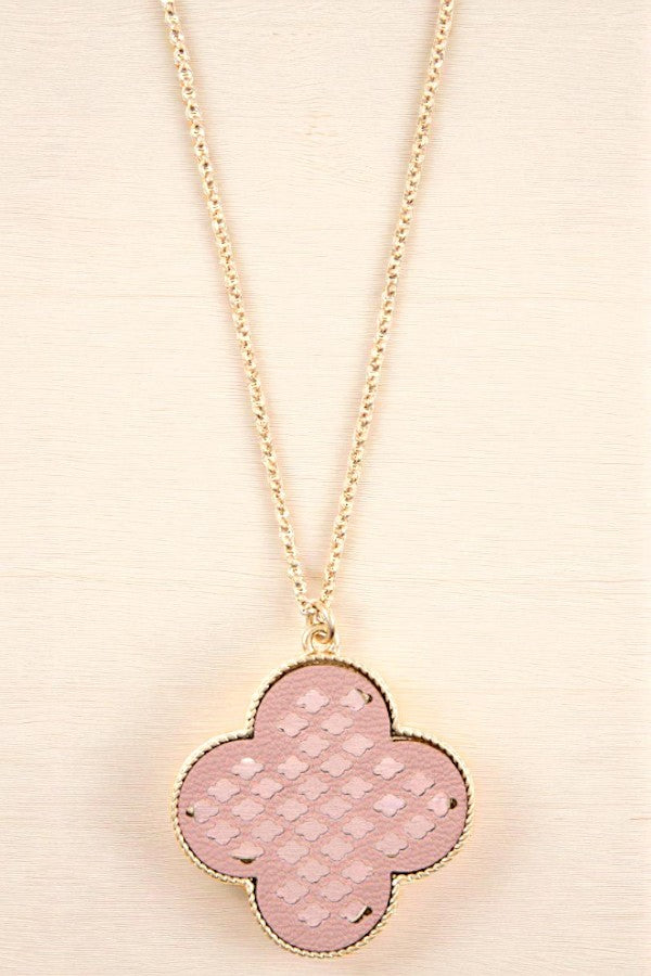 CLOVER FRAMED CUT OUT PENDANT NECKLACE SET