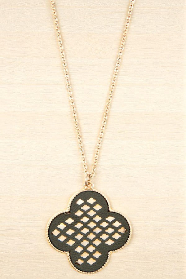 CLOVER FRAMED CUT OUT PENDANT NECKLACE SET
