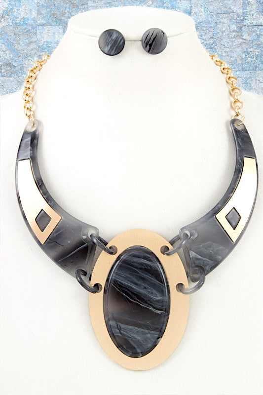 OVAL LINK METAL AND RESIN STONE BIB NECKLACE