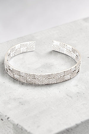 GEOMETRIC PATTERN CUT OUT DETAIL LUSTROUS CUFF BRACELET