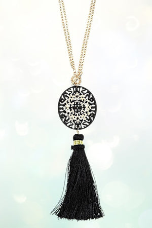 FILIGREE ROUND PENDANT TASSEL NECKLACE