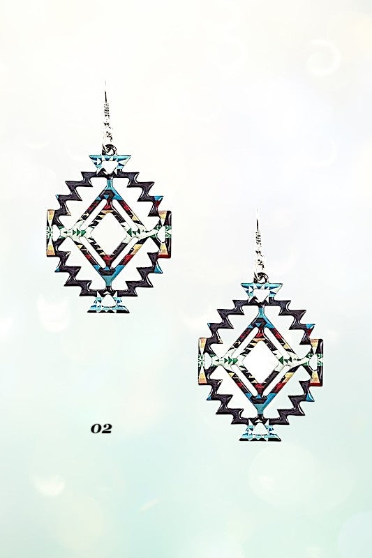 TRIBAL PATTERN OUTLINED DANGLE EARRING