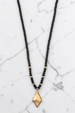 DELICATE BEADED NECKLACE WITH GOLD DIAMOND SHAPED PENDANT