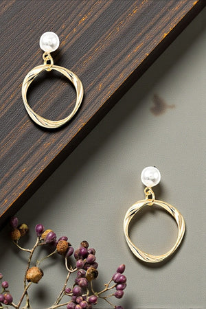 TWISTED HOOP PEARL LINK DROP EARRING