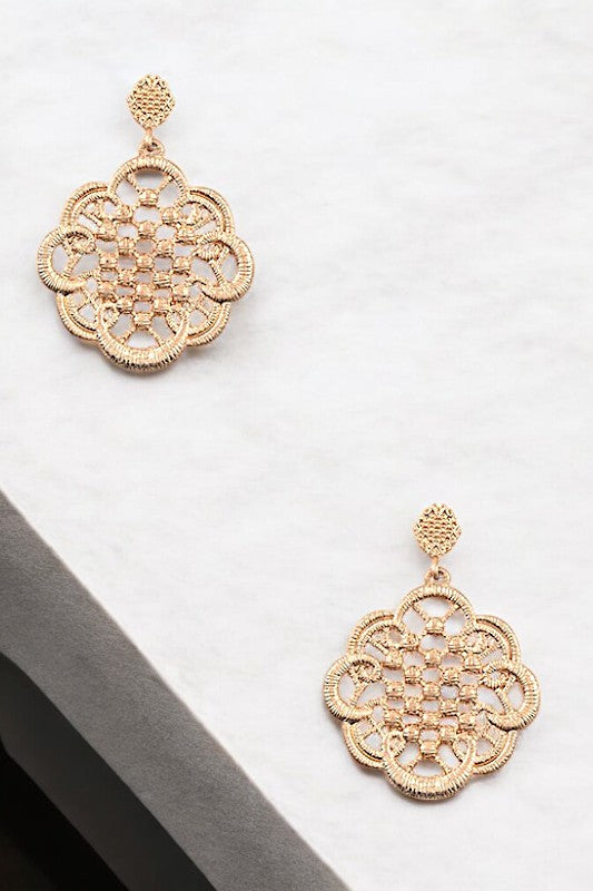 CLOVER DETAIL CUT OUT DANGLE EARRING