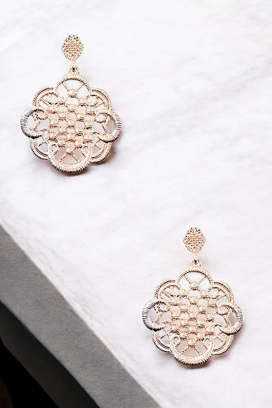 CLOVER DETAIL CUT OUT DANGLE EARRING