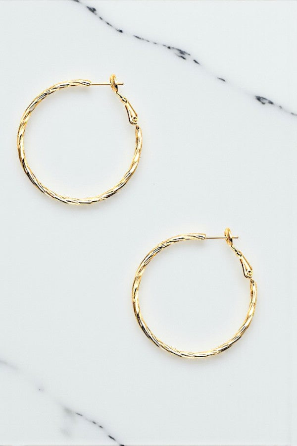 LINE TWIST DETAIL HOOP EARRING