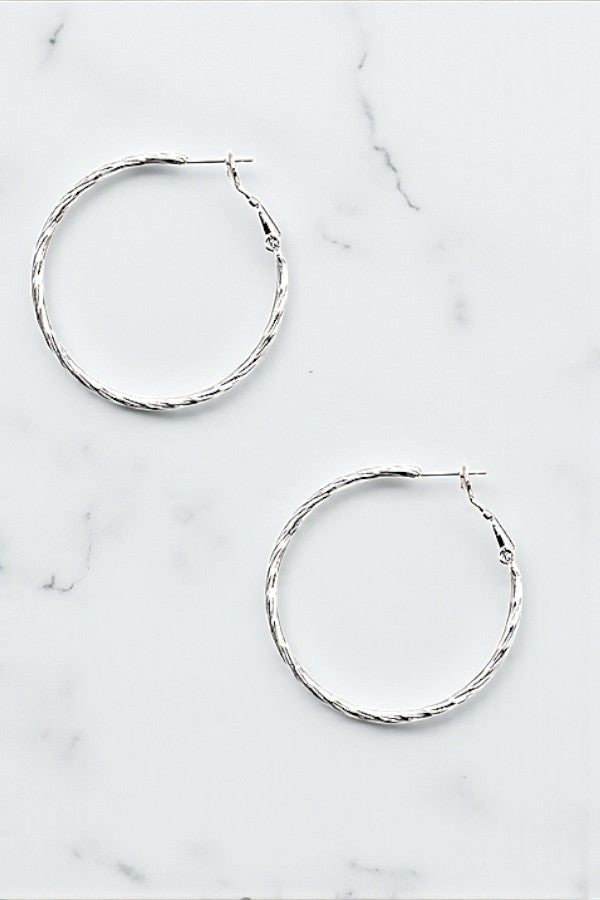 LINE TWIST DETAIL HOOP EARRING