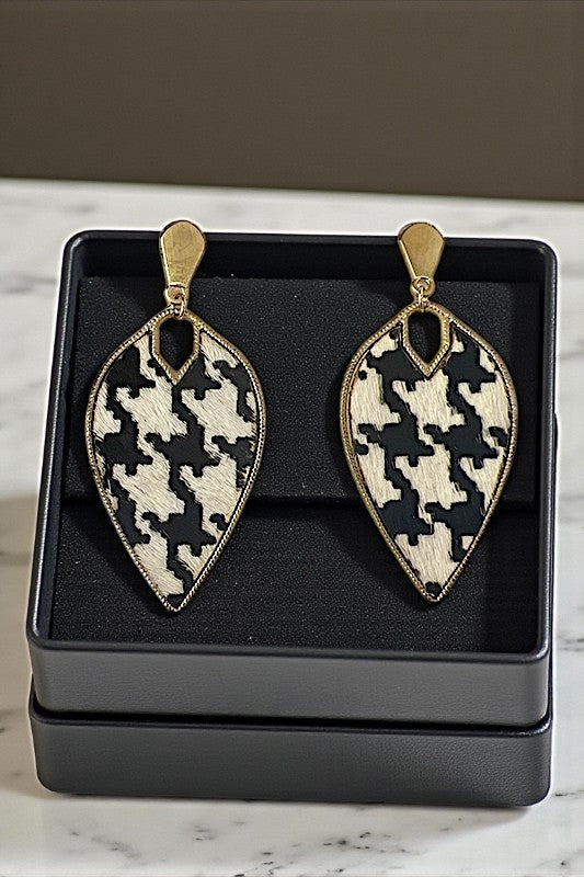 MIX PATTERN DANGLE EARRING