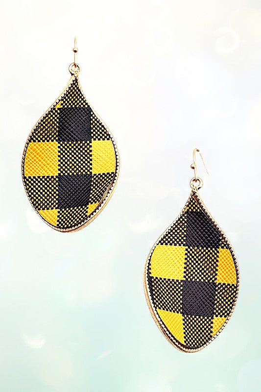 PLAID PATTERN CURVED DANGLE EARRING