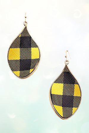 PLAID PATTERN CURVED DANGLE EARRING