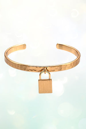 LOCK CHARM HAMMERED CUFF BRACELET