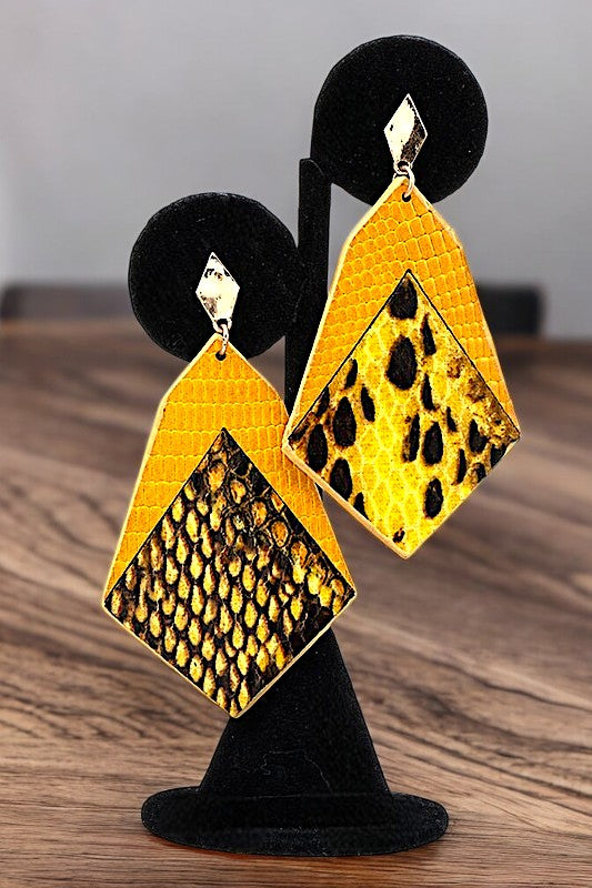 SNAKE PATTERN CUT SHAPE DANGLE EARRING