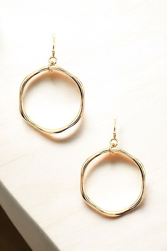 WAVY ACCENT CIRCLE DANGLE EARRING