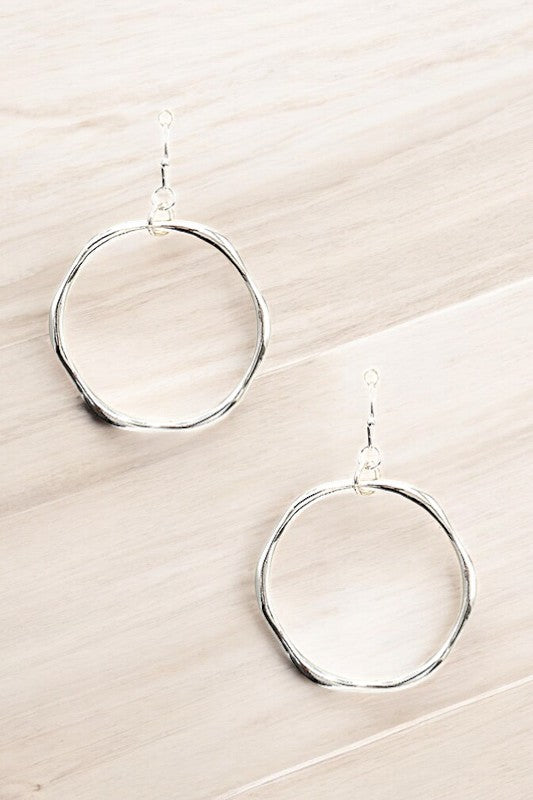 WAVY ACCENT CIRCLE DANGLE EARRING