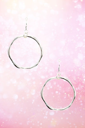 WAVY ACCENT CIRCLE DANGLE EARRING