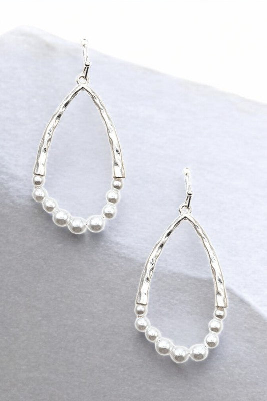 HAMMERED TEARDROP PEARL LINK EARRING