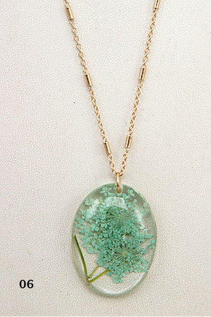ELONGATED RESIN PENDANT NECKLACE