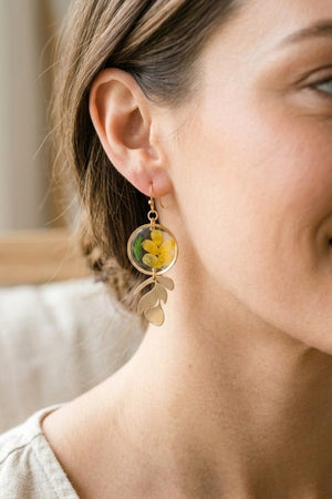 RESIN FLORAL ACCENT DANGLE EARRING