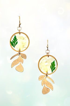 RESIN FLORAL ACCENT DANGLE EARRING