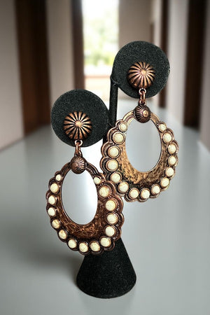 ROUND GEM ACCENT HAMMERED DROP EARRING