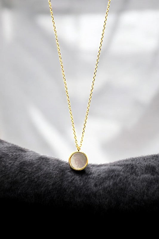 ROUND SHELL PENDANT NECKLACE