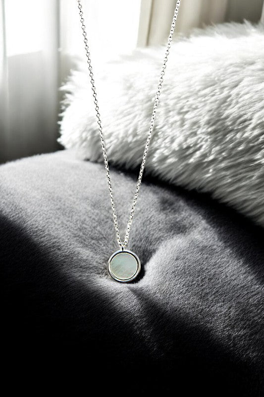 ROUND SHELL PENDANT NECKLACE