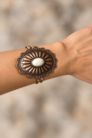 WESTERN GEMSTONE CENTER ETCHED CONCHO HINGE BANGLE BRACELET