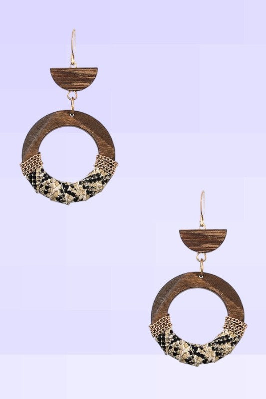 CHAIN ACCENT REPTILE PATTERN WOODED EARRING