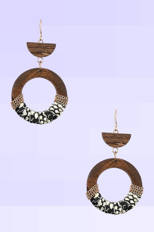 CHAIN ACCENT REPTILE PATTERN WOODED EARRING