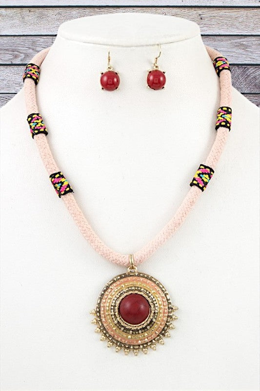 ROUND ORNATE PENDANT ROPE NECKLACE SET