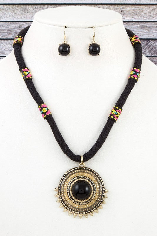 ROUND ORNATE PENDANT ROPE NECKLACE SET