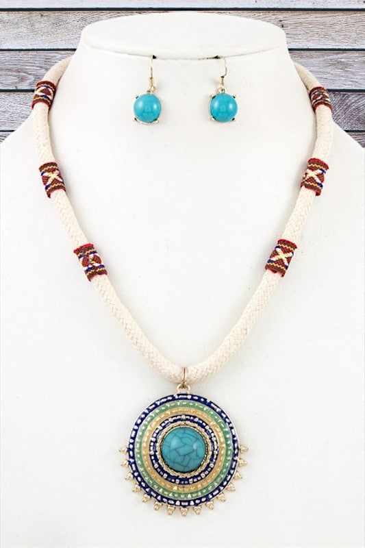 ROUND ORNATE PENDANT ROPE NECKLACE SET