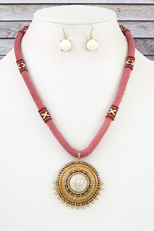 ROUND ORNATE PENDANT ROPE NECKLACE SET