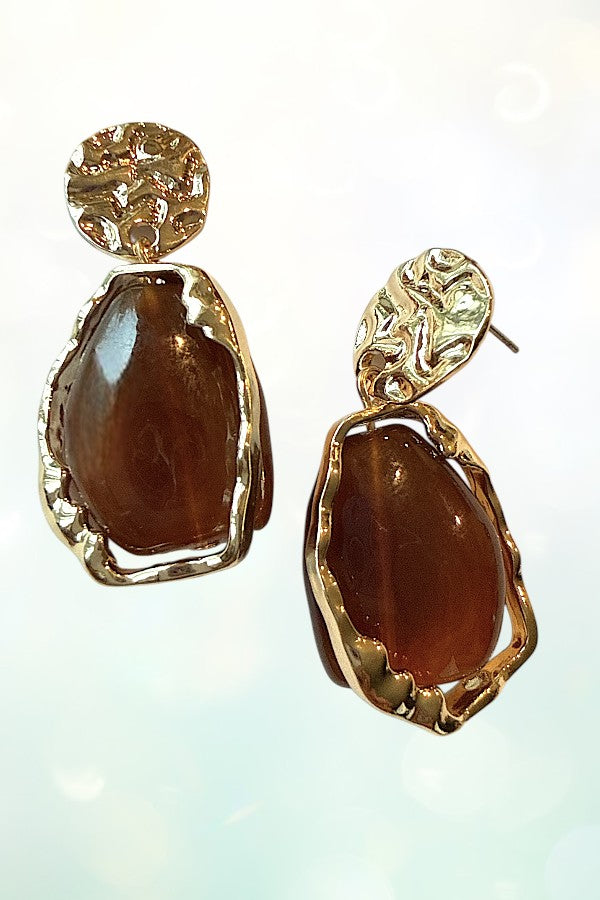 ABSTRACT HAMMERED FRAME STONE DANGLE EARRING