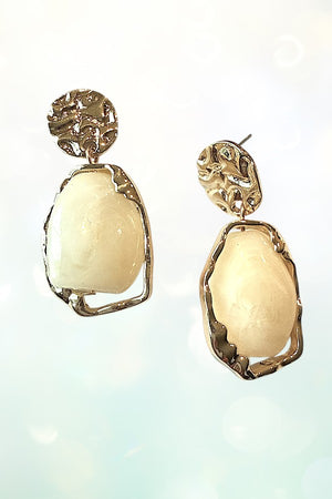 ABSTRACT HAMMERED FRAME STONE DANGLE EARRING