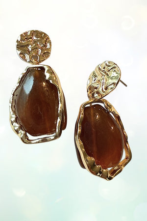 ABSTRACT HAMMERED FRAME STONE DANGLE EARRING