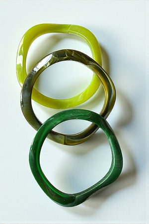 ACRYLIC WAVY 3 PIECE BANGLE BRACELET SET
