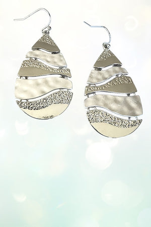 WAVY LINK TEARDROP DANGLE EARRING